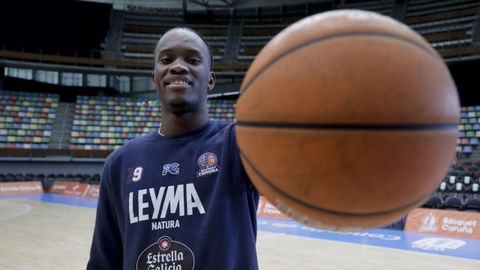 Macachi Braz, ala-p�vot del Leyma B�squet Coru�a, posa en el Coliseum.