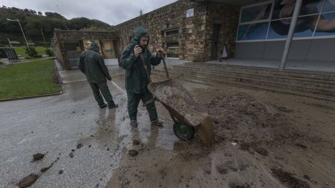 Las piscinas se inundaron en la jornada del jueves, y ayer dedicaron la jornada a limpiar y reparar daños