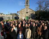 Los vecinos se concentraron ante la iglesia en diciembre. 