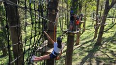 Elementos dispuestos por los �rboles, que pueden ser utilizados a partir de los ocho a�os, con una estatuta m�nima de 1,30 metros