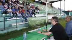 Momento del relevo en la presidencia del club en estadio de Espi�edo