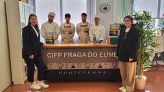 Alumnado de los ciclos superiores de Xesti�n de Aloxamentos Tur�sticos e Servizos en Restauraci�n, y del medio de Coci�a e Gastronom�a