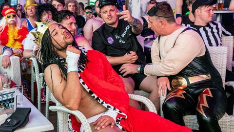 Un aficionado ingls, en una terraza de Magaluf durante la final de la Liga de Campeones que gan el Liverpool
