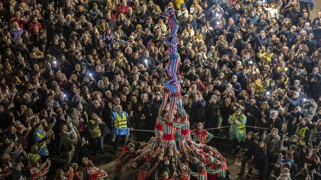 La Nova Muixeranga d? Algemesí forma un castillo humano durante la protesta.