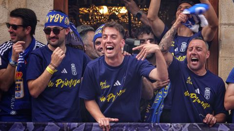 Varios jugadores del Real Oviedo durante la celebraci�n del ascenso a Primera Divisi�n del Real Oviedo