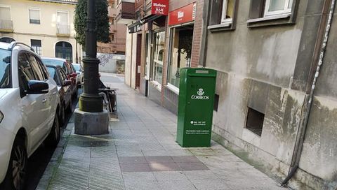 Buz�n de servicio interno de Correos en una acera del barrio de Teatinos