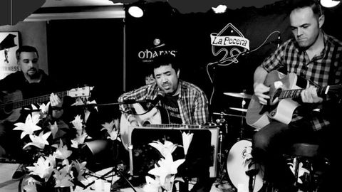 Grupo de homenaje a Nirvana llamado Anplagd
