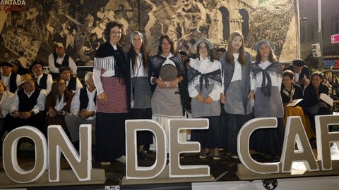 Miembros de los diferentes grupos participantes en el desfile de carros pasaron por el palco durante la entrega de los premios