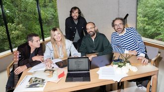 El director Fernando Gonz&aacute;lez Molina junto a los componentes de La Oreja de Van Gogh