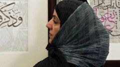 Una mujer con velo isl�mico, en una feira de Alemania