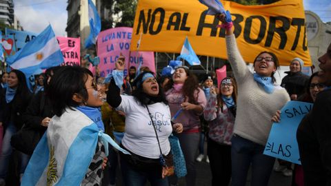 Manifestantes proabortistas y contrarios a la legalizaci�n se manifestaron frente al Parlamento de Buenos Aires durante el debate del proyecto del ley