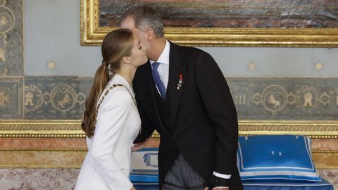 El rey Felipe felicita a su hija, la princesa Leonor, tras imponerle el Collar de la Orden de Carlos III, en un acto celebrado en el saln de Carlos III del Palacio Real, tras la jura de la Constitucin