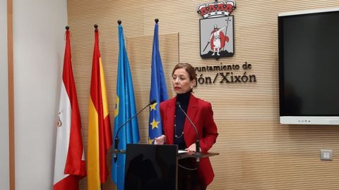 La concejala del PP en el Ayuntamiento de Gijn ngeles Fernndez-Ahja, en rueda de prensa en el Consistorio gijons