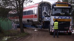 Uno de los vagones accidentados del tren Iryo mientras era retirado este s�bado de la ubicaci�n del accidente en Adamuz. Otros tres coches, a partir del sexto, permanecen en la v�a.