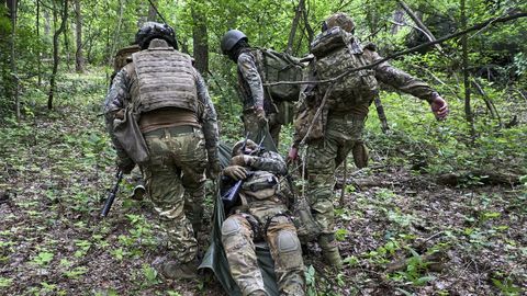 Militares del 13.º Brigada de la Guardia Nacional de Ucrania evacúa a un herido en Járkov.