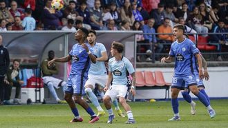 Jerin baja un bal�n en medio campo, ante la presi�n c�ltica