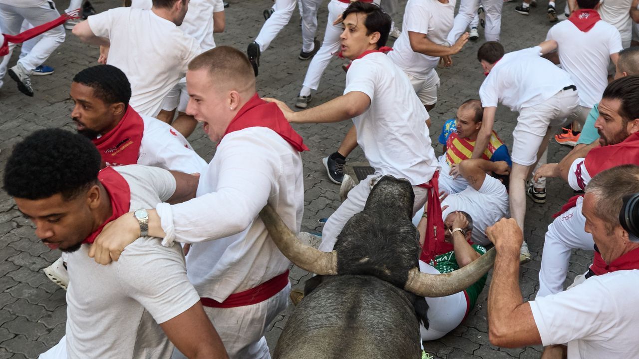 Catorce heridos en el quinto encierro de San Fermín, uno de ellos con una cornada en la cara