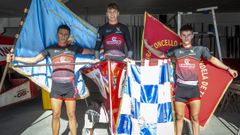 Izan Pi&ntilde;eiro, Iker V&aacute;zquez e Marcos Fern&aacute;ndez, coas bandeiras que ga&ntilde;aron co primeiro equipo.