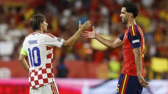 Modric y Mikel Merino se saludan despu�s del partido entre Espa�a contra Croacia en Oviedo.