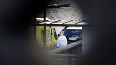 Un sanitario con el equipo de protecci�n individual (EPI), en los accesos al hospital Montecelo, en Pontevedra