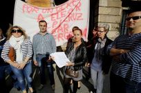 Los padres y madres del Cruz do Sar ante la subdelegaci�n del Gobierno. 