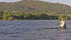 Un pescador en Vadeo, tramo de Reza