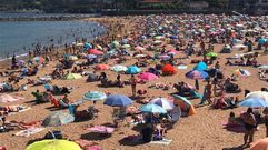 La playa de Luanco, abarrotada de ba�istas
