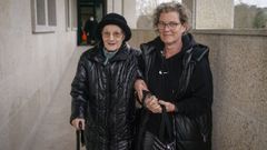Sandra con su madre, Palmira, en el centro de d�a Os Gozos de Pereiro de Aguiar