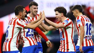 Juli&aacute;n &Aacute;lvarez celebra, junto a Koke, su gol ante el Barcelona.