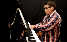 Uno de los alumnos de m�sica de Baio, en la gala del viernes.