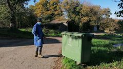 Vecino de Carballad, una parroquia pegada a Sarria, donde solo cuentan con contenedores verdes