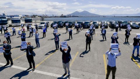 Conductores de autobuses tur�sticos protestan en N�poles por la falta de ayudas al sector