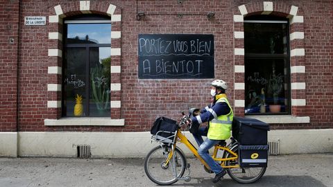 Un cartel que reza  cuidate, nos vemos pronto , en un bar cerrado en Francia