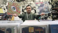 Yago Costoya, el due�o de Disco Precio, la tienda de vinilos de la calle Santiago de Chile, muestra con orgullo dos primeras ediciones. �De estas hay pocas�, aclara con  entusiasmo. �No me veo como un empresario. Es un lujo trabajar en lo que te gusta, venir pensando qu� disco pongo hoy�, enfatiza