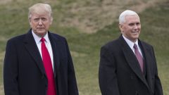 Pence, a la derecha de Trump