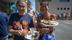 Sardinas y lirio de la Cooperativa del Mar Santa Eugenia deleitan los paladares en la sardi�ada de las fiestas de Ribeira
