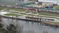 Las piscinas de Oira, que quedaron completamente inundadas por el Mi�o, tambi�n sufrieron da�os.