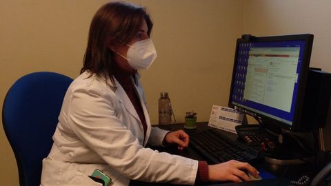 Roc�o Torreiro Barr�s. Enfermera supervisora de consultas . �En una monta�a rusa� se ha sentido. Con mayor presi�n, �impotencia, angustia y dolor�. En la primera ola �el riesgo se percib�a m�s distante�.