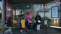 Ni�os del CEIP Do�a Emma y del Santiago Ap�stol esperando el bus escolar que no va a pasar