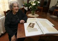 Lourdes Pombo guarda en dos carpetas las fotograf�as y cartas que conserva de Camba. 
