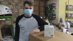 Un trabajador de Comercial Mida con una de las mascarillas sanitarias que la empresa est� enviando a China y a otros pa�ses