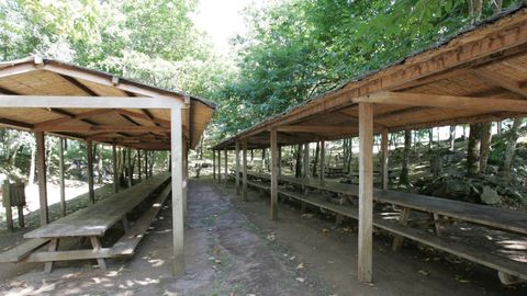 Picnic area in the recreational area of ??O Castro, in Cerdido.