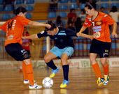 Bea Mateos (izquierda) y Peque rodean a una jugadora del Soro del Real en el Vista Alegre.