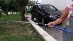 Betanzos proh&iacute;be lavar los veh&iacute;culos con el agua de la tra&iacute;da.