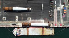 Embarque de los primeros monopilotes fabricados en Navantia Fene para el parque escoc�s de Moray West