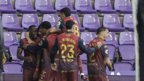 Los jugadores del Deportivo celebran el primer gol de Bil Nsongo.