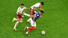 Pedro Porro y Pau Cubars� persiguiendo a Kylian Mbapp� durante las semifinales del Mundial