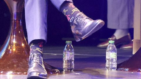 Detalle de los calcetines del alcalde de Ferrol, con gr�as y el macaco de Ferrol mola.