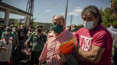 Abelardo Carballo, en el centro de la imagen, a la salida del pleno en el que fue elegido alcalde de Viana do Bolo 