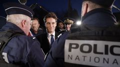 Gabriel Attal, con agentes en Pas-de-Calais, en una visita la noche del martes.